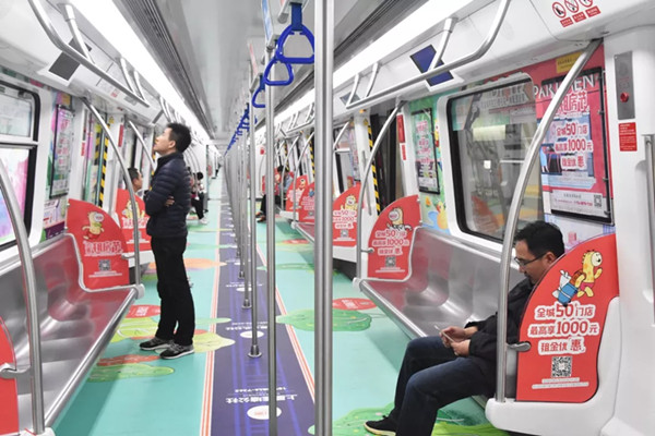泊寓租房深圳地铁内包车广告
