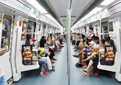 深圳地铁内包车广告