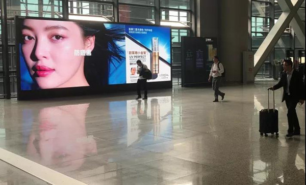 欧莱雅小金管露面上海虹桥国际机场LED大屏广告