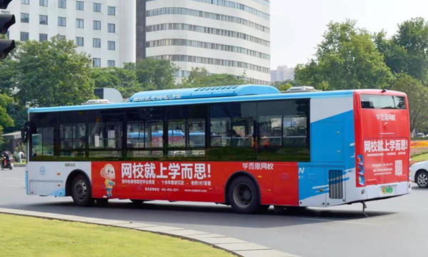 学而思网校公交车身广告投放案例