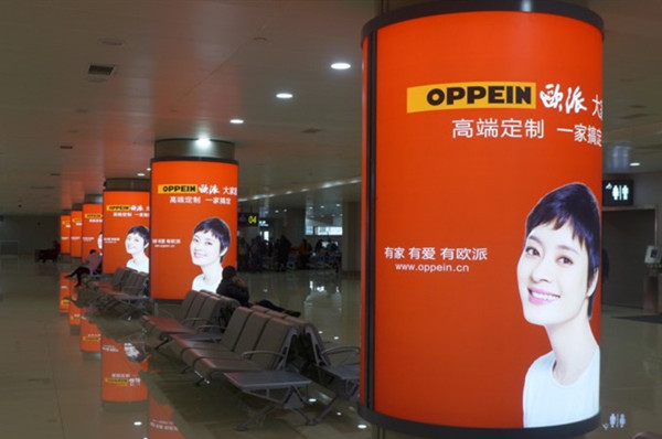 贵阳机场国内到达行李厅包柱灯箱广告