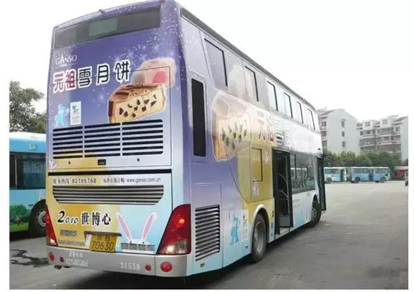 月饼公交车身广告