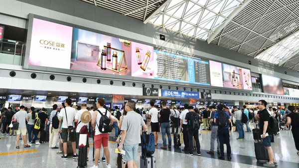 蔻赛成都双流国际机场T2安检口上方LED屏广告