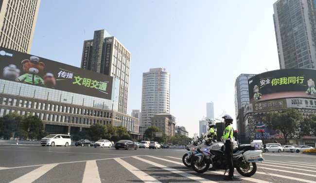 ​长沙芙蓉广场路口楼顶双屏LED大屏广告，长沙户外LED大屏广告价格