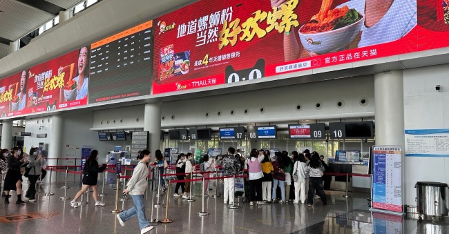柳州白莲机场出发大厅巨型地标LED大屏广告，柳州机场广告价格收费