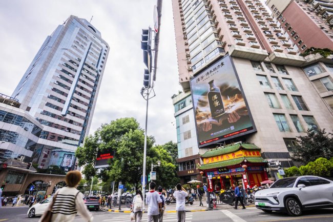 贵阳南明荔星名店路口同仁堂上方LED广告，贵阳LED大屏广告价格收费