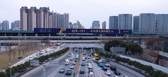 西安东二环金花隧道铁路围挡大牌广告，西安最大户外大牌广告价格