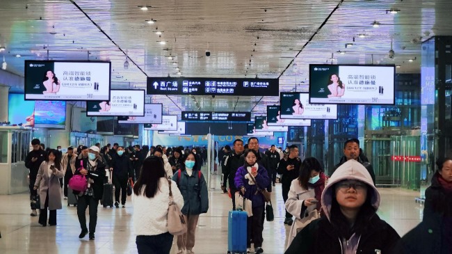 青岛北站到达出站换乘通道LED吊屏广告大牌，青岛北高铁站广告价格