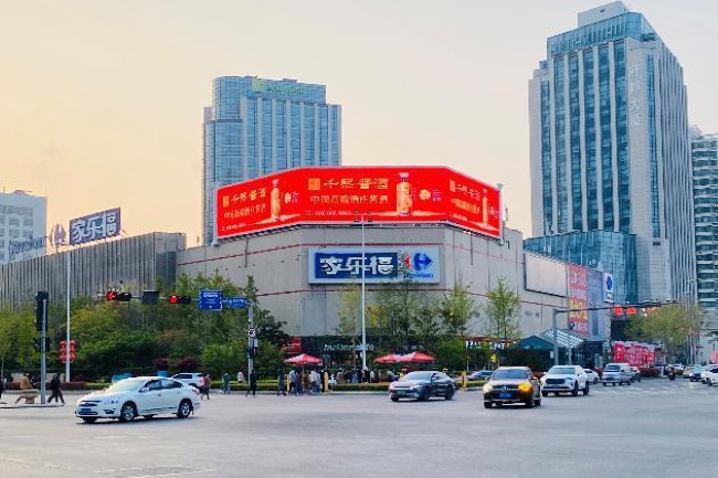 青岛香港中路家乐福楼顶LED高雄路外墙大屏广告，青岛大屏广告价格