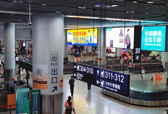 西安咸阳机场到达行李厅高空灯箱广告投放，西安机场广告价格