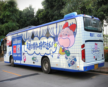 深圳巴士吧车身广告图片
