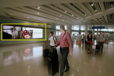 北京机场T3到达出口墙体灯箱广告