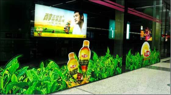 南昌地铁屏蔽门贴广告