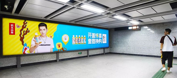 拒绝从众，自成一派，一起来地铁找吴亦凡吧!
