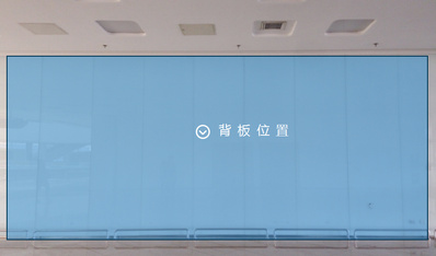 天津邮轮母港贵宾室对面玻璃墙广告