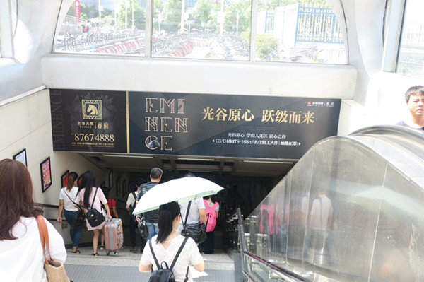 武汉地铁梯顶灯箱广告