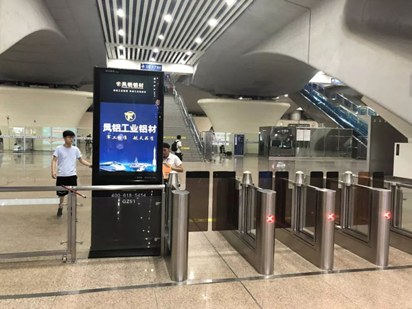 凤铝铝业高铁广告
