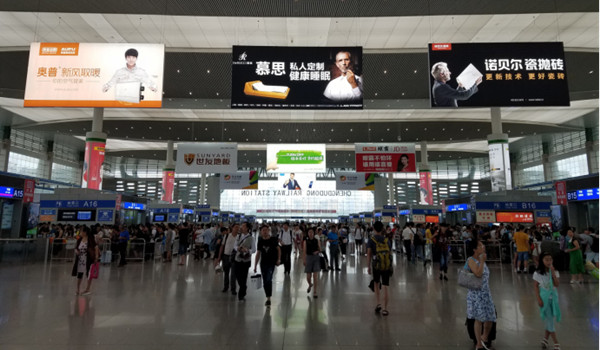 成都东站候车厅吊屛广告