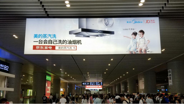 成都东站东西广场出站层吊屏广告