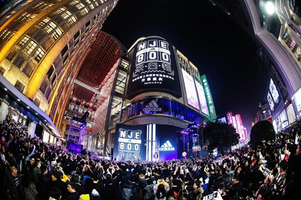 阿迪达斯上海南京东路东方商厦LED屏广告投放案例