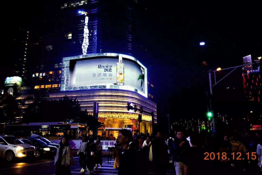 飘柔广州天河万菱汇广场LED屏广告