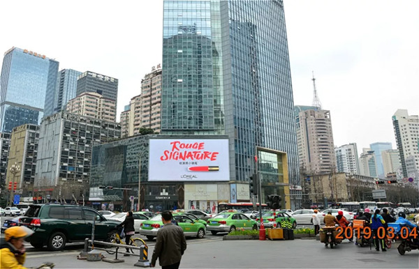 欧莱雅彩妆小钢笔成都人民南路仁恒LED大屏广告