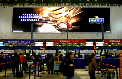 北京机场T2航站楼二层国内值机大厅灯箱广告