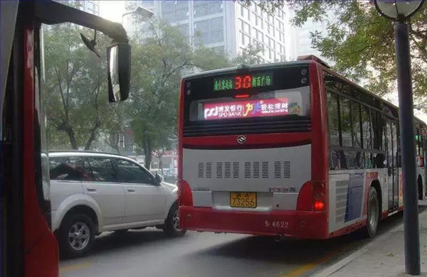 公交车身广告