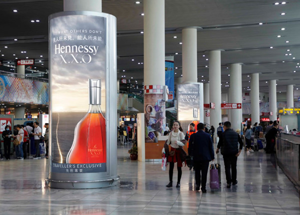 澳门机场灯箱广告