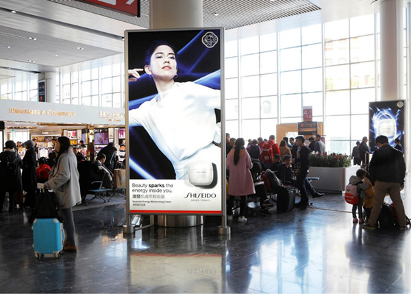 澳门机场灯箱广告