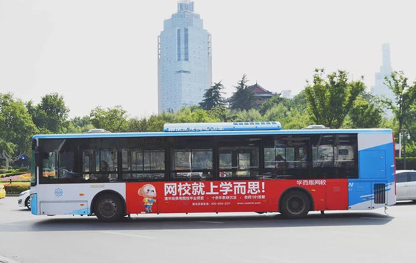 学而思网校公交车身广告