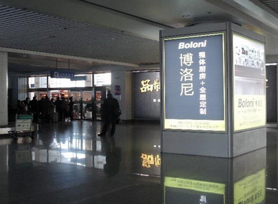 榆阳机场到达行李转盘旁包住灯箱广告