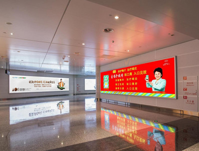 柳州机场一楼国内到达出口墙面灯箱广告
