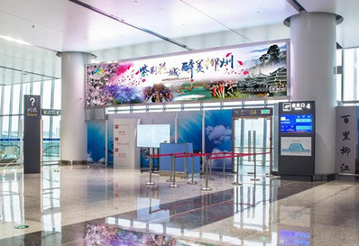 柳州机场二楼国内候机区悬挂LED屏广告