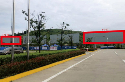 攀枝花机场机场停车场(左边第四块)大牌广告