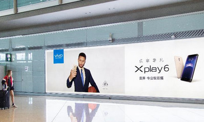 北京首都机场到达通廊+行李提取厅墙面灯箱广告案例图