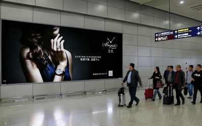 成都双流机场T2到达行李提取大厅巨型墙体灯箱广告