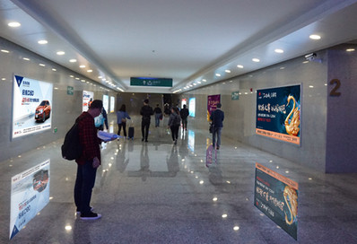 开平南站进出站通道墙身灯箱广告案例图