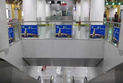 乌鲁木齐地铁玻璃贴广告