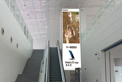 兴义机场T2国内出发电梯旁灯箱广告