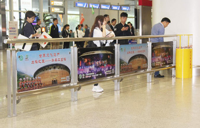 厦门机场旅客出口围栏贴广告