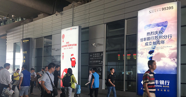 出站大厅外侧图腾灯箱