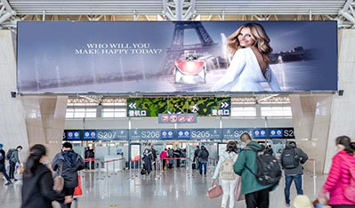 西安机场T2国内出发安检上方LED屏广告