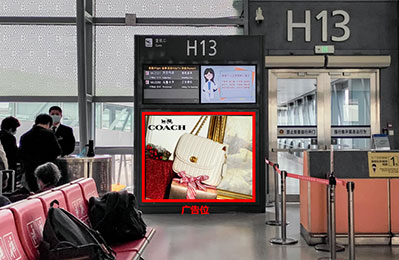 西安机场T3候机厅登机口处LED广告