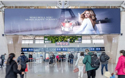 西安机场T2值机大厅安检正上方LED广告