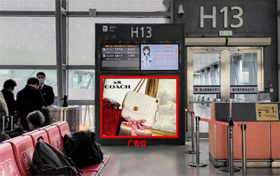 西安机场T3航站楼出发候机厅登机口处LED广告