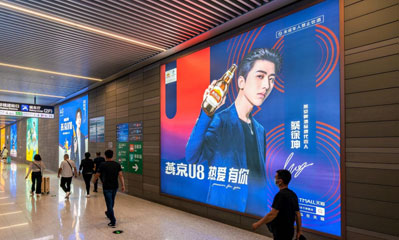 北京朝阳站东广场换乘通道3出站口壁挂灯箱广告