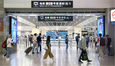 上海虹桥高铁站进出站通道刷屏广告