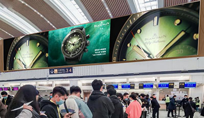 贵阳机场T3出发大厅办票岛正上方LED屏广告