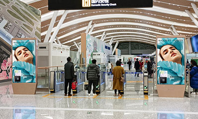 贵阳机场T3航站楼安检前电子刷屏广告